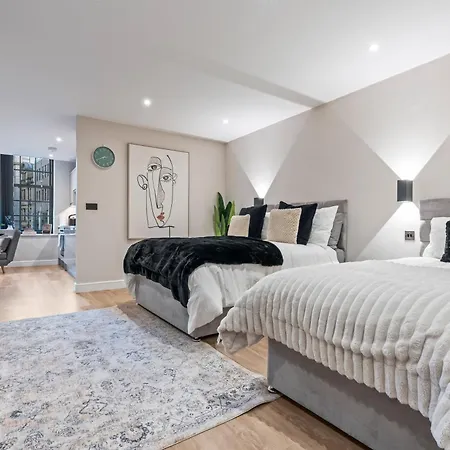 Seven - Centre * Leeds (West Yorkshire)